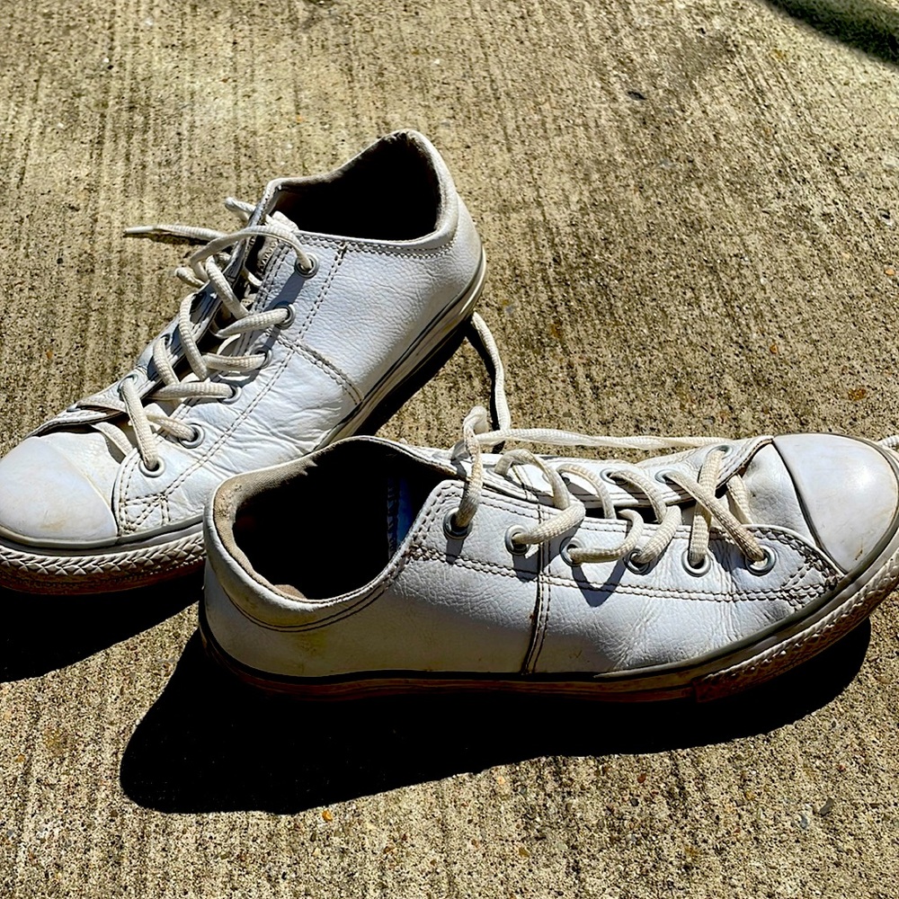 White Converse ALL STARS. Worn in and used. Size 5. UNISEX. (pug not included🤍)
